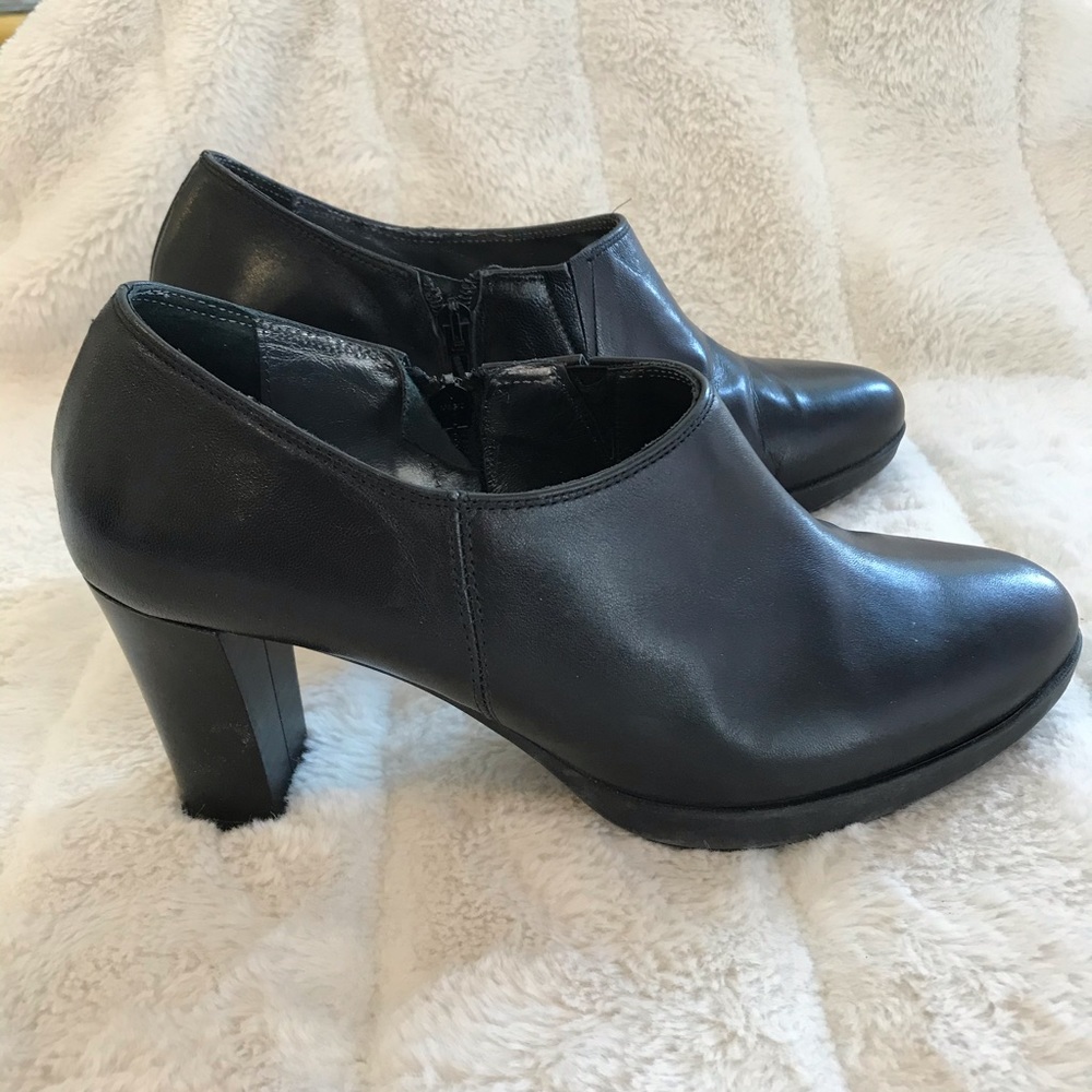Gaia by Soffice Sogno Black leather ankle bootie